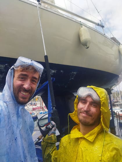 Agustín refacciona su velero/casa en la temporada de invierno para dejarlo listo en verano