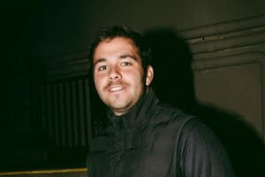 Es el hijo de uno de los humoristas más famosos del país y con 24 años encontró su camino en la movida nocturna