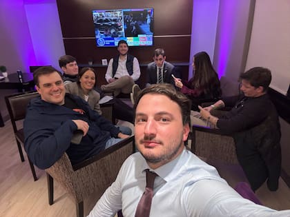 Agustín Romo, junto a Santiago Caputo, Daniel Parisini, alias "el Gordo Dan", Juan Pablo Carreira y Tomás Jurado, entre otros.