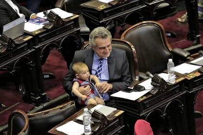 Agustín Rossi con su nieto en el recinto de Diputados