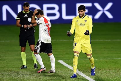 Agustín Rossi festeja luego de atajar el penal de Leonardo Ponzio durante el partido de Copa Liga Profesional 2021 que disputaron Boca Juniors y River Plate.