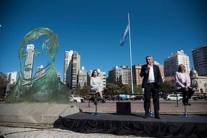 Agustín Rossi presentó su lista en Rosario junto a Alejandra Rodenas y Eduardo Tonioli, frente al Monumento a la Bandera. 
