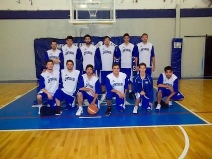 Agustín Rossi, segundo desde la izquierda, junto al plantel superior de Tres de Febrero