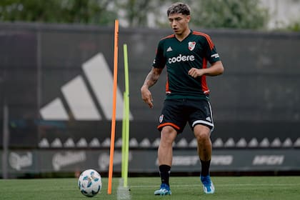 Agustin Ruberto, el 9 juvenil de River que vio el partido con Libertad (Paraguay) desde su casa