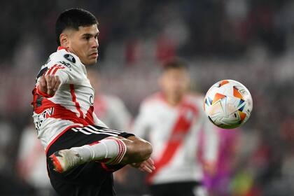 Agustín Sant'Anna avanza con cierto peligro por el sector derecho