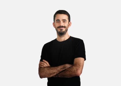 Agustín Schiavio Aebi: " “Tenemos un cuello de producción -señala el CEO-, así que comercializamos lotes de diez planchas de 30 x 40. La idea es llevar la medida a la estándar, que es de 1,40 metros. Estamos comercializando a empresas de marroquinería argentinas”