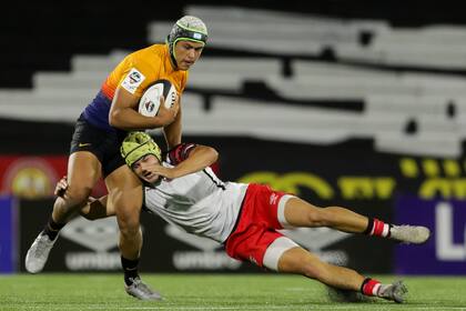 Agustín Segura en acción; el equipo de la UAR consiguió 10 tries en el estadio Charrúa, de Montevideo, por la 8ª fecha de la Superliga Americana.