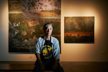 Agustín Siari con pinturas de su muestra titulada "Un acto de transformación y otras escenas de viaje"