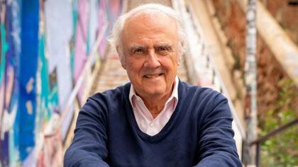 Agustín Squella (79 años) recibió el Premio Nacional de Humanidades y Ciencias Sociales de Chile en 2009. El año pasado, se desempeñó como miembro de la Convención Constitucional que tenía la tarea de escribir una nueva Carta Magna chilena.