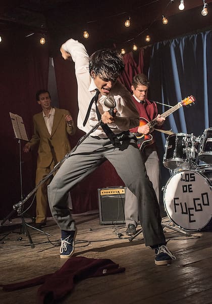 Agustín Sullivan es el joven Roberto Sánchez en la serie Sandro de América