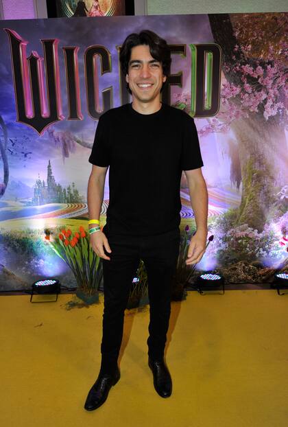 Agustín Sullivan fue otra de las celebridades que eligieron vestirse íntegramente de negro