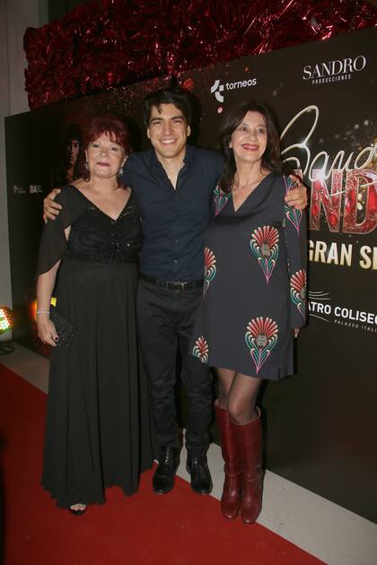 Agustín Sullivan, quien le dio vida al Gitano en la serie Sandro de América, posó en la alfombra roja con Olga Garaventa