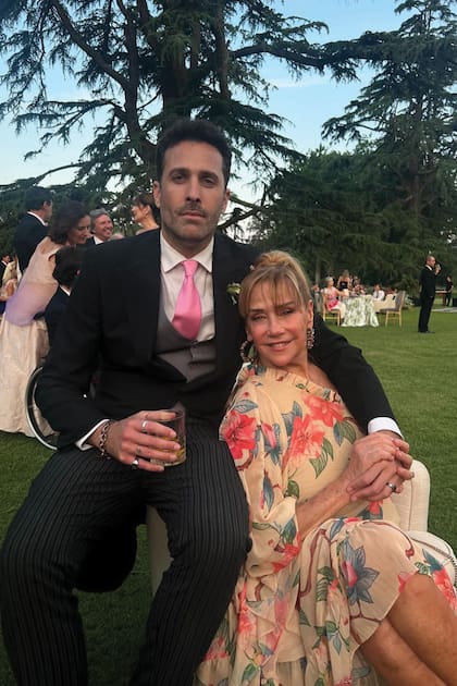 Agustín, uno de los cinco hijos de Evelyn, junto a Marcela Tinayre.