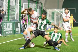 Agustín Urzi y Ramiro Enrique luchan con Juárez, autor del 2-1 de Unión en la cancha de Banfield