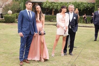 Agustín Vila y su novia Micaela Bubra y Daniel Vila con su mujer, Pamela David.