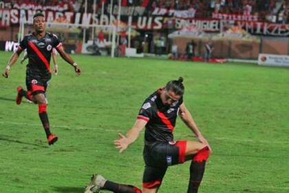 Agustín Vuletich celebra un gol en Cúcuta