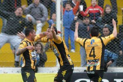 Agustín Vuletich festeja el tanto del triunfo ante Belgrano