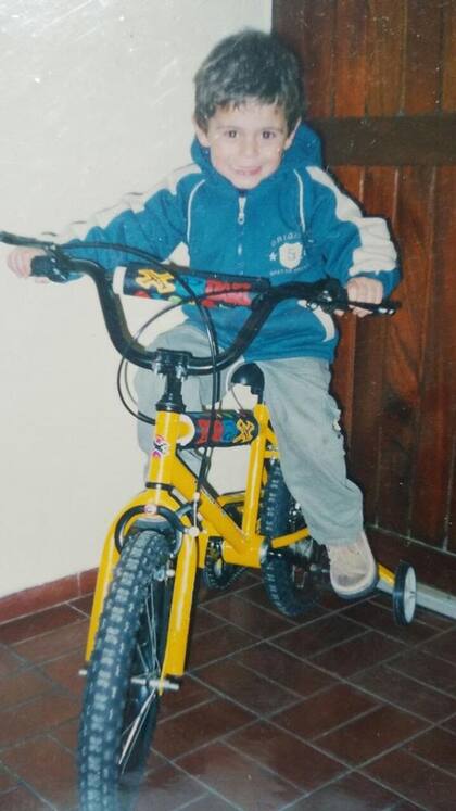 Agustín ya sobre la bicicleta desde pequeño