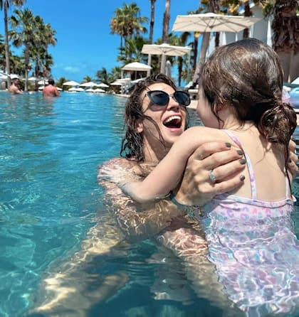 La actriz juega con su pequeña hija Alba, en una de las piletas del Grand Palladium Costa Mujeres Resort & Spa