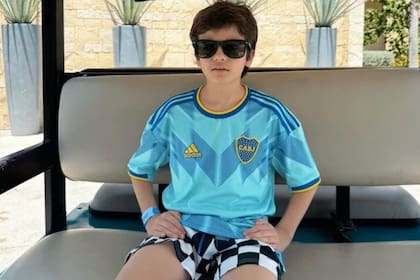 Nilo Pauls, de 12 años, con anteojos de sol y luciendo su amor por la camiseta de Boca Juniors
