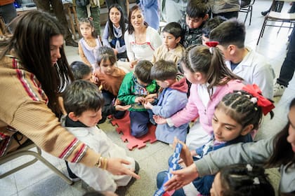 Agustina Albertario con los chicos de la escuela N°103 Gauchos de Güemes