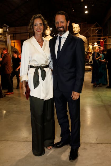 Agustina Ayllón y Agustín Freixas, anfitriones del open house del piso 14 del Kavanagh que se celebró en la tarde del miércoles, también estuvieron presentes en la cena solidaria de ALPI Asociación Civil. El centro de rehabilitación neuromotriz se dedica al diagnóstico y tratamiento de patologías derivadas de accidentes, lesiones o enfermedades.