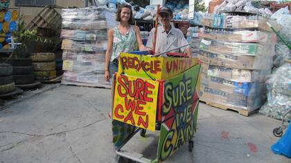 Agustina Besada, con uno de sus compañeros y la basura de fondo