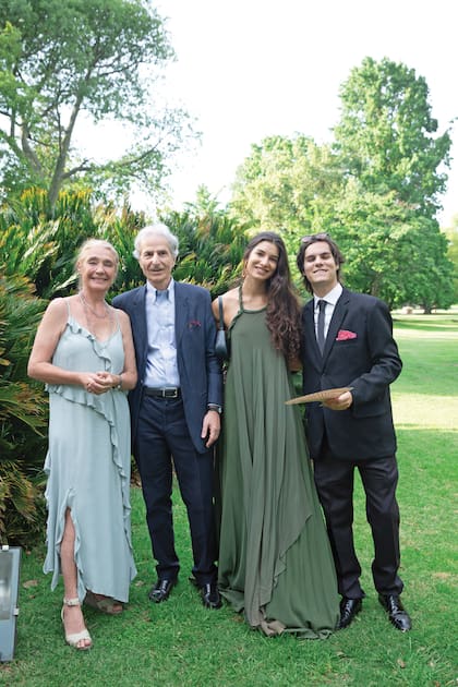 Agustina Blaquier, la abuela materna de la novia, junto a Luis Fernando Nazarian, Leticia y Fernando Nazarian.