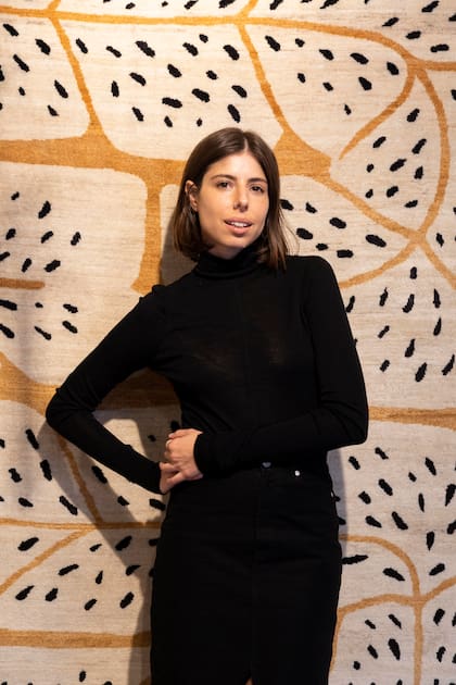 Agustina Bottoni con el diseño de la alfombra textil Foliage, para la galería Chevalier Parsua de París
