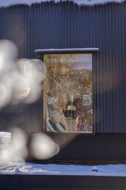 Agustina Caputo con sus dos hijas.