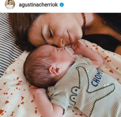 Agustina Cherri y su cuarto hijo Bono Vera (Foto: Instagram/ @agustinacherriok)