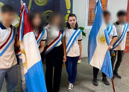 Agustina con compañeros de su secundaria