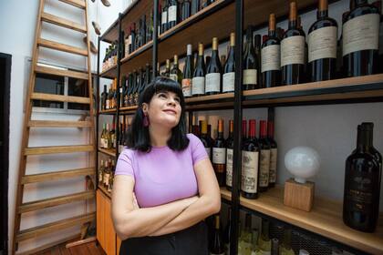 Agustina con su vinoteca
