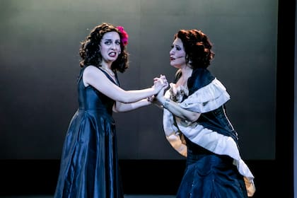 Agustina D'Angelo (Tita Merello) y Lucía Andrada (Libertad Lamarque)