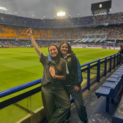 Agustina está hace varios años en pareja con Catalina Rivolta; en noviembre fueron a La Bombonera a alentar a la selección argentina en el partido de Eliminatorias ante Perú (Foto: Instagram @buchiiiscaglia)