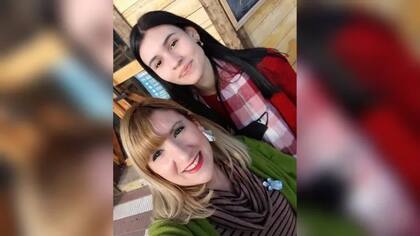 Agustina Fernández y su madre, que desde el primer momento desconfío de la versión de Parra