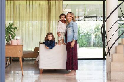 Agustina Fernández y sus hijas en su casa