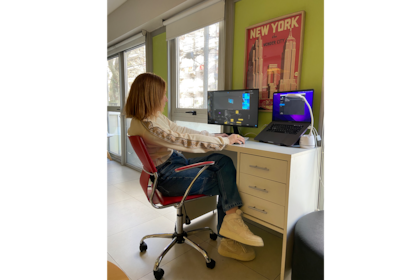 Agustina Ficher trabaja como publicista, pero al mismo tiempo vende filtros para Instagram a empresas nacionales e internacionales