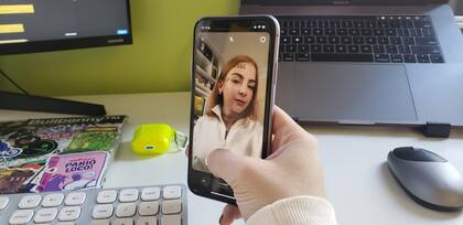 Agustina Ficher utilizando el filtro de L-Gante, uno de sus mayores éxitos en Instagram