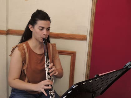 Agustina Gabaglio ensayando una obra en clarinete.