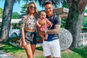 Agustina Gandolfo y Lautaro Martínez, los papás de Nina, hablan mucho cuando se van a dormir si el delantero está triste; ahora, con un triplete a Salernitana, el bahiense cortó la sequía goleadora que padecía.