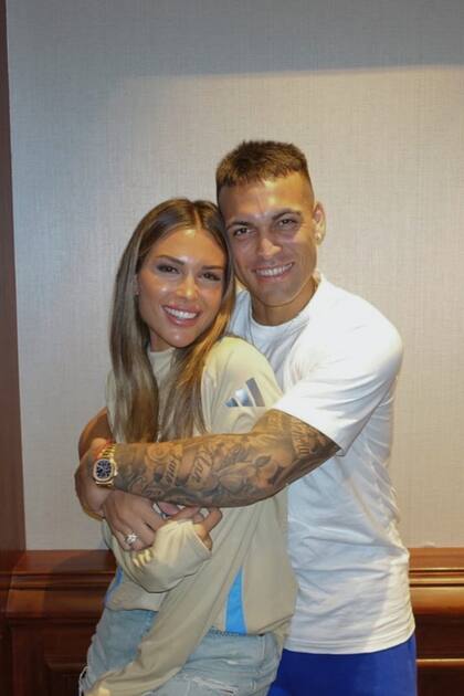Agustina Gandolfo y Lautaro Martínez se dan un sentido abrazo en Nueva Jersey después del pase a la final de la Copa América.
