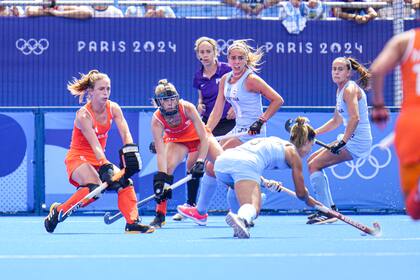 Agustina Gorzelany intenta descontar, pero no logra el equipo argentino quebrar a Países Bajos. (Photo by Rene Nijhuis/BSR Agency/Getty Images)