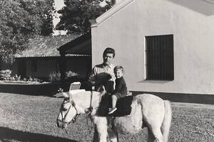 Agustina junto a Bordeu, su abuelo