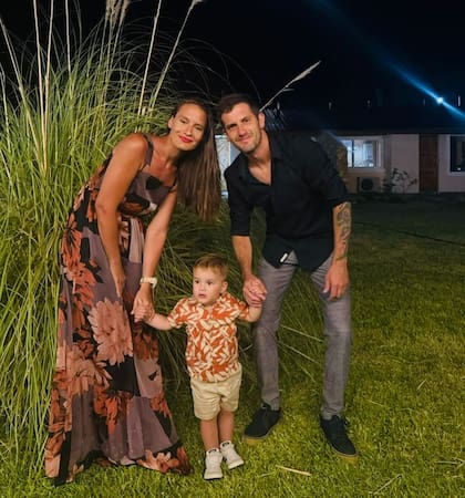 Agustina junto a su marido y su hijo de dos años (Foto: Instagram/@agus_bergaglio)