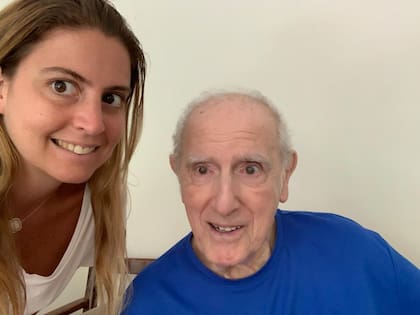Agustina junto a su "Nonno", Salvador “Tatore” Guarracino, el fundador de Freddo.