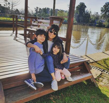 Agustina junto a sus hijos Tomás y Catalina.