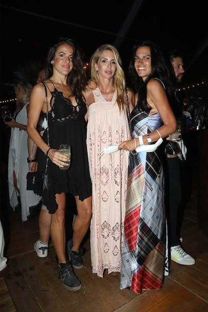 Agustina Lecouna, Milagros Britto y Gabriela Vacca en la fiesta de Fasano Las Piedras