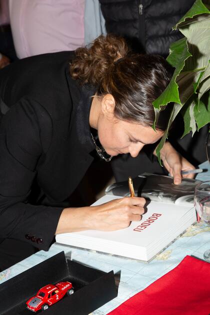 Agustina Macri firma uno de los ejemplares.
