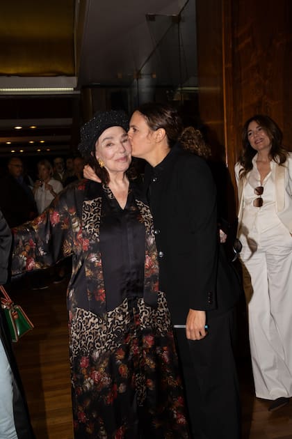 Agustina Macri saluda a Graciela Borges.